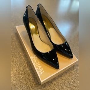 Michael Kors Flex Kitten Pump